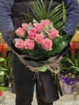 Çiçekçi - Siyah Süslemeli 10 Pembe Gül Buketi
