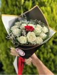 Çiçekçi - 11 Beyaz 1 Kırmızı Gül Buketi
